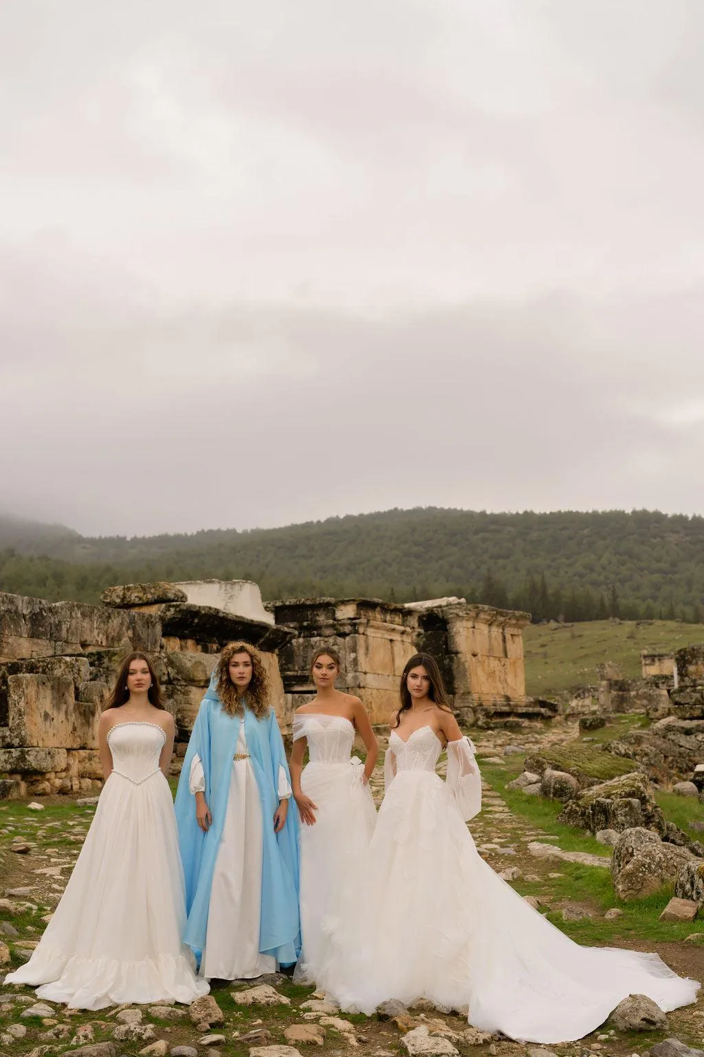 Antiope Drapeli Çiçek Aplikeli Düz Kesim Gelinlik