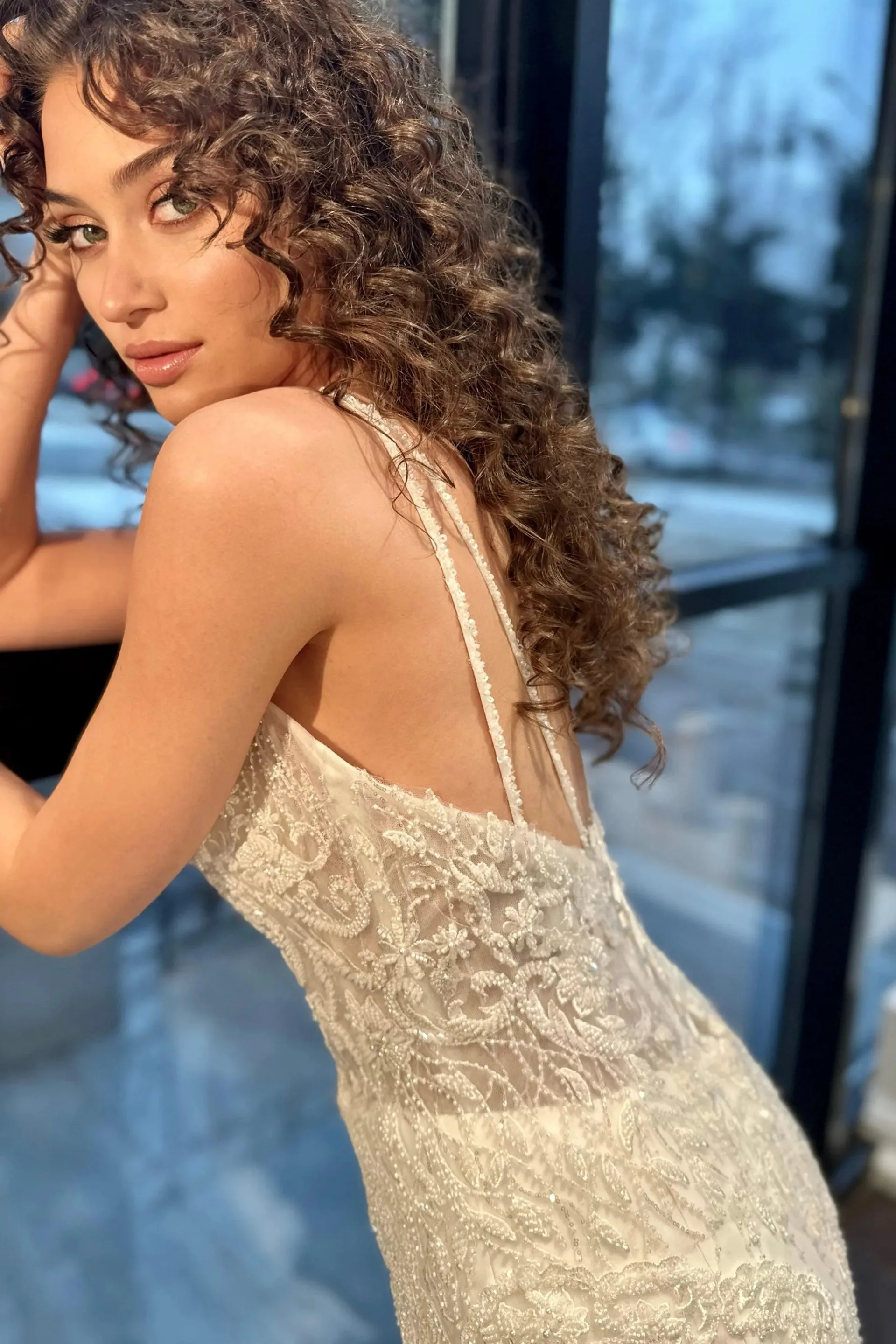 Lexi Dantel V Yaka Askılı Balık Gelinlik