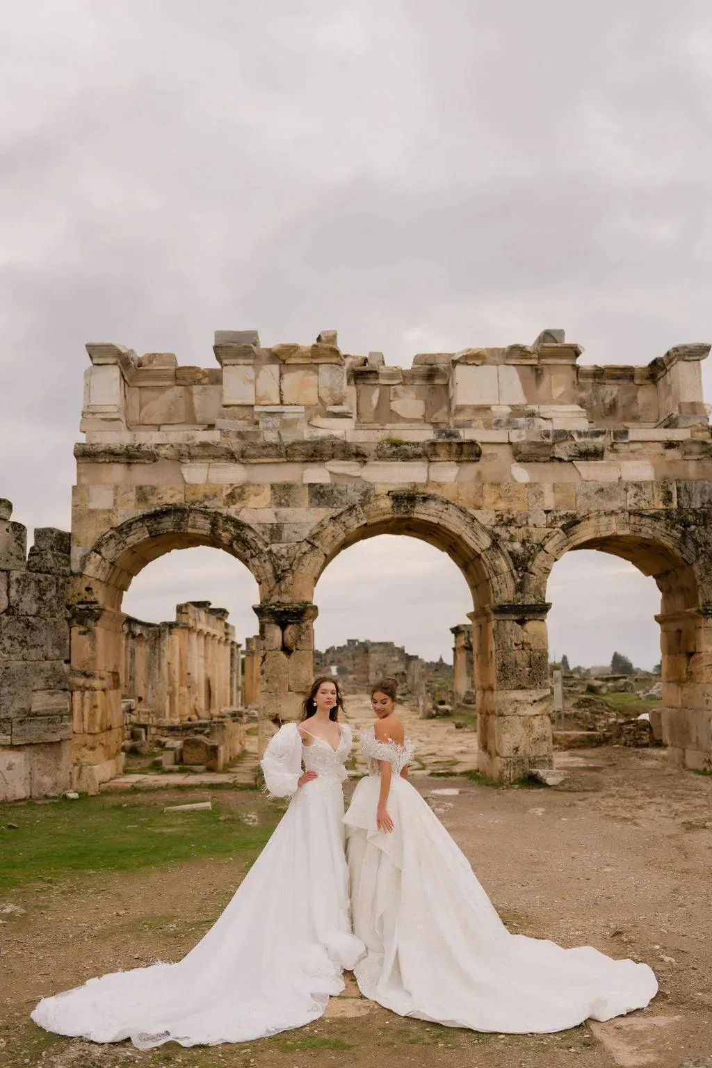 Theodora V Yaka Gül Aplikeli A Kesim  Gelinlik