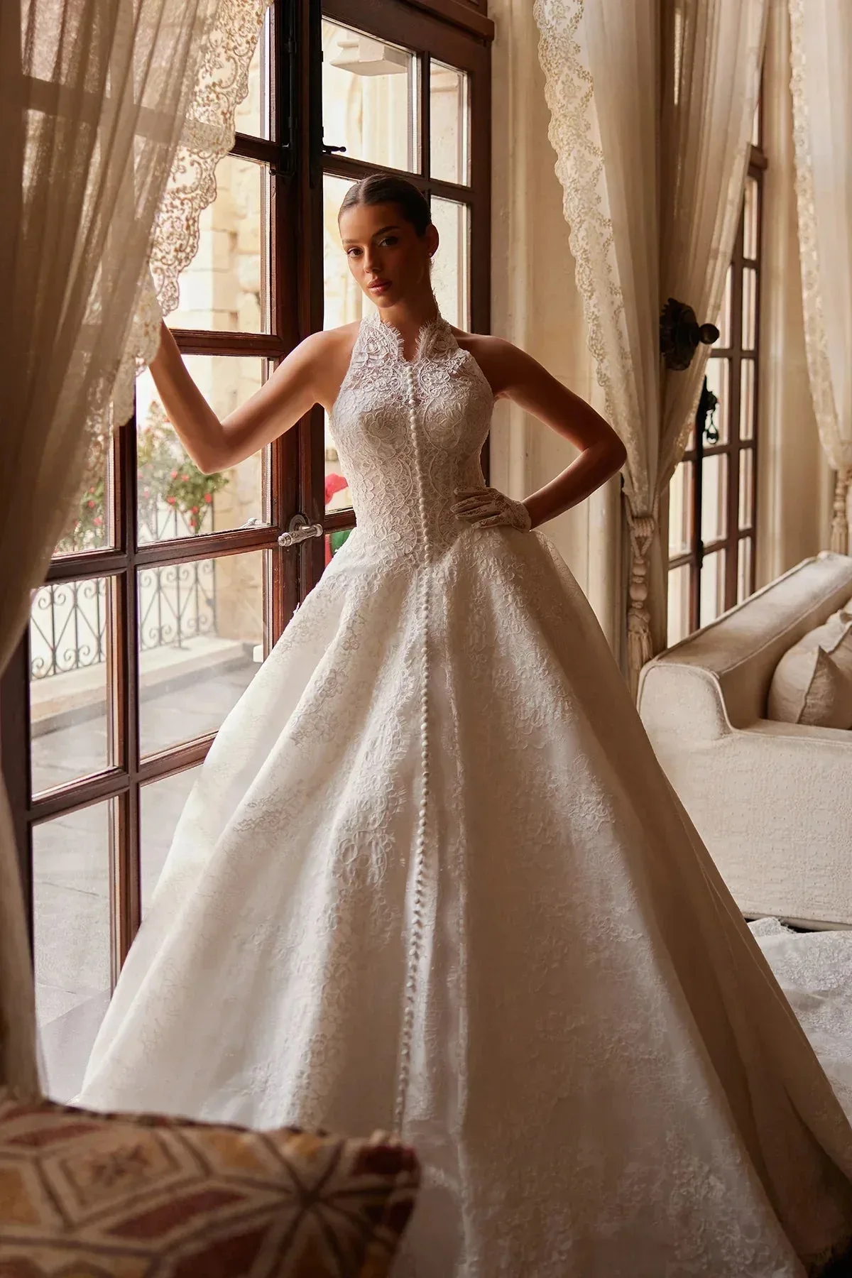 Voile Halter Yaka Düğme Detaylı Fransız Dantelli Gelinlik