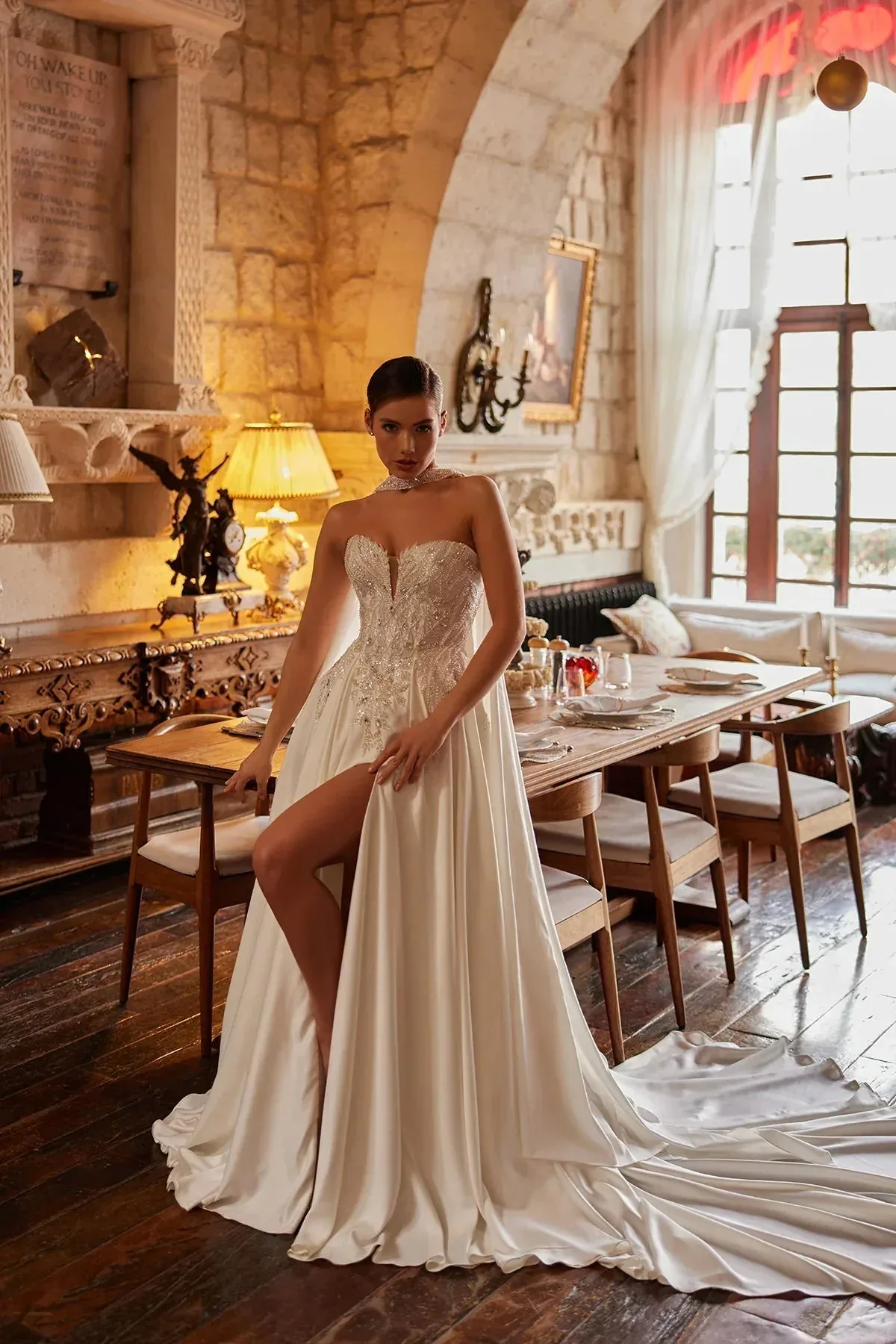 Divina Straplez Kalp Yaka Fular Detaylı Taşlı Yırtmaçlı Saten Gelinlik