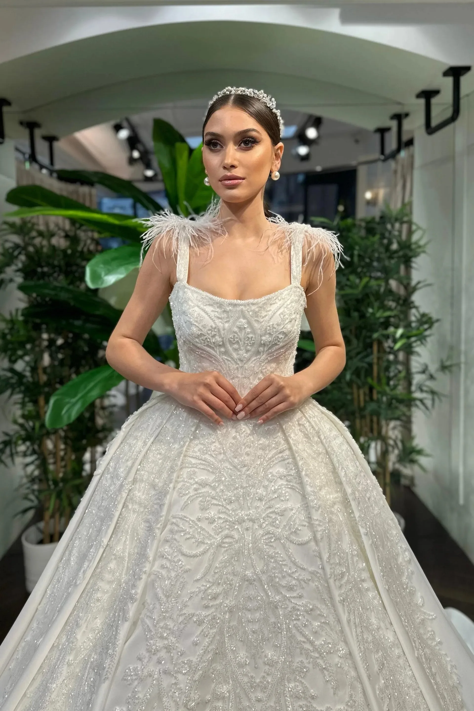 Gayla Otriş Detaylı Saten Prenses Model Gelinlik