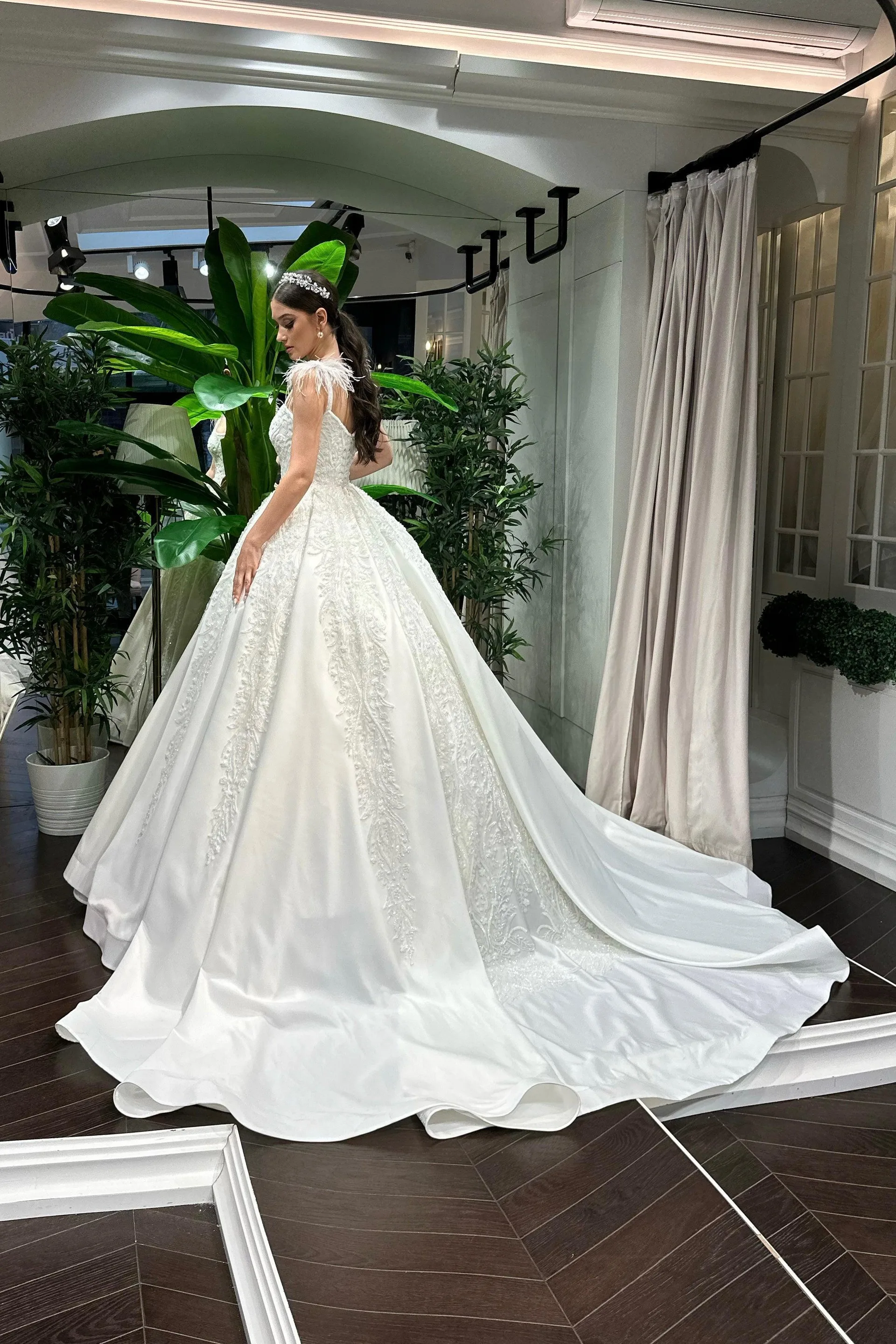Gayla Otriş Detaylı Saten Prenses Model Gelinlik