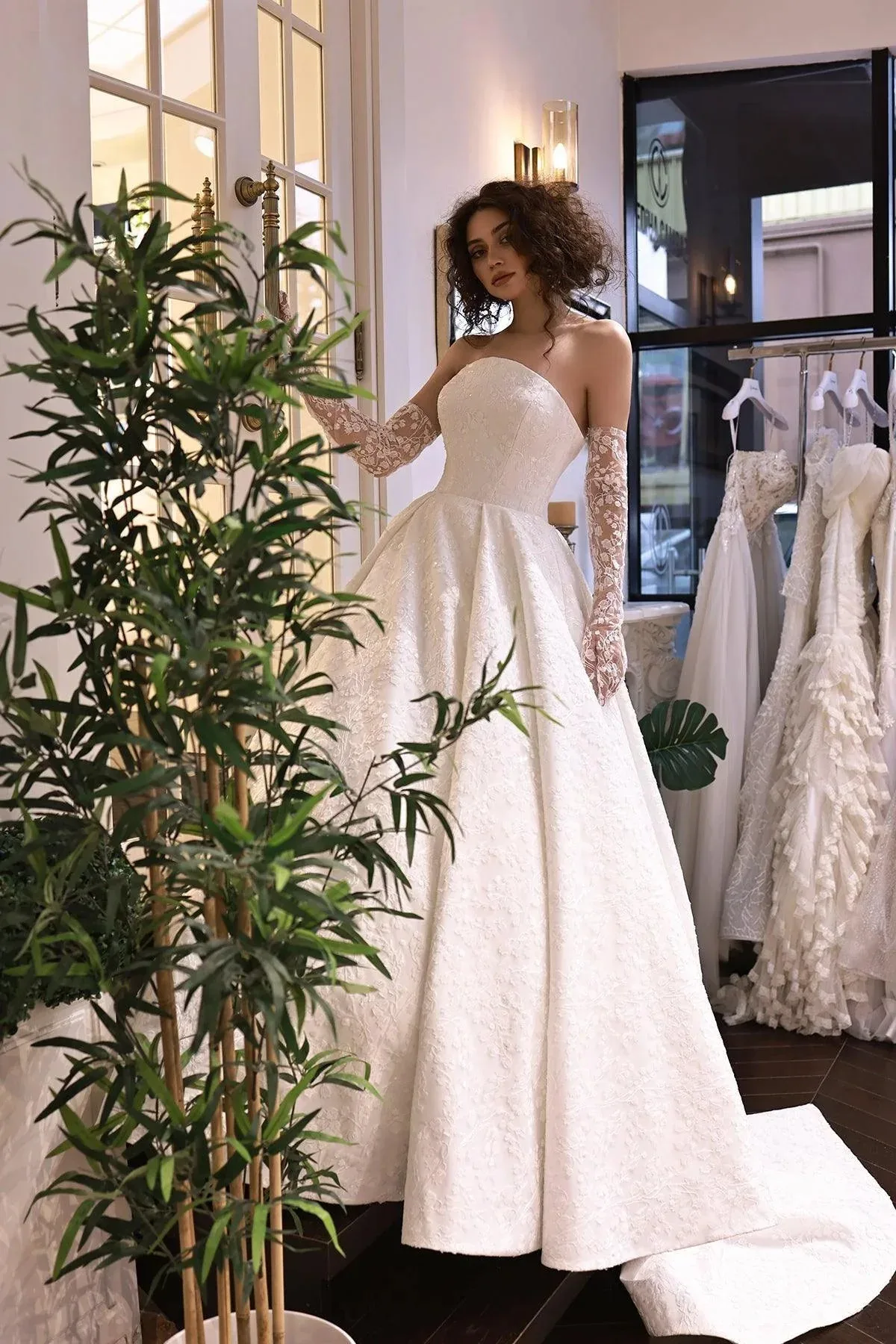 Valerie Straplez Dantel İşlemeli Prenses Model Gelinlik
