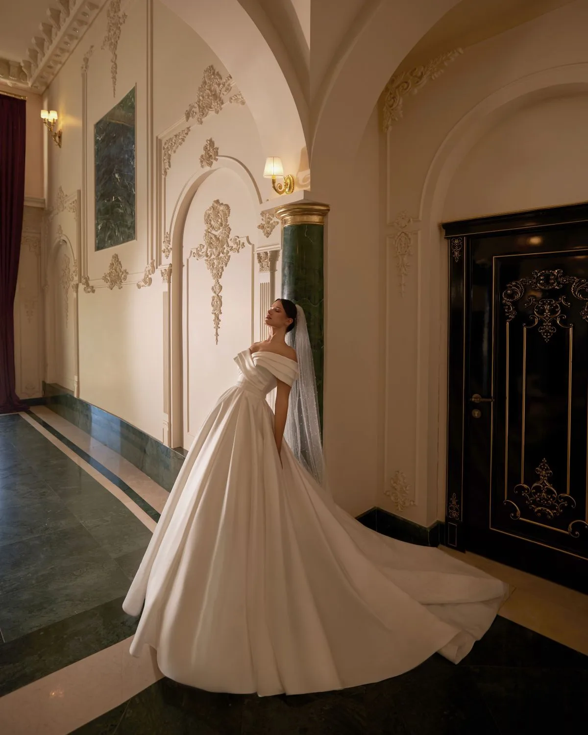 Kruvaze Yaka Drape Detaylı Işıltılı Kemer Detaylı Helen Gelinlik - 25005